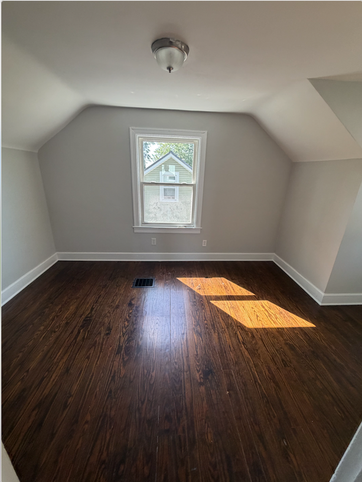 141 Brown Ave - Photo 4 of 8