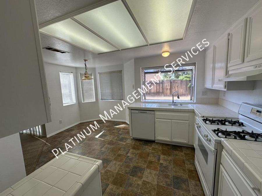 1611 Kings Rd - Photo 6 of 20