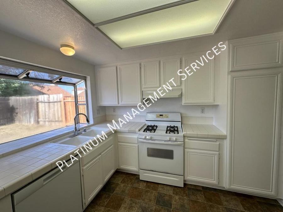 1611 Kings Rd - Photo 7 of 20