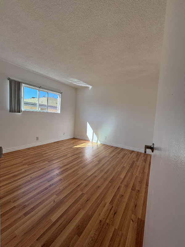 2042 N Beachwood Dr - Photo 7 of 13