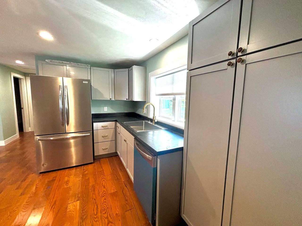 4040 Main St - Photo 2 of 23