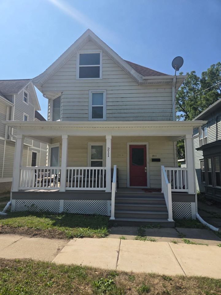 211 E Jefferson St - Photo 2 of 18