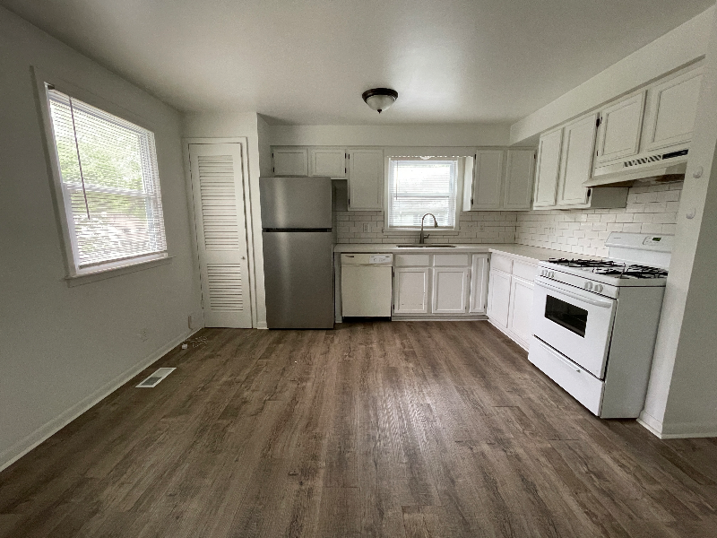 8239 Wayne Ave - Photo 2 of 11