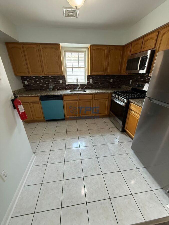 245 N 19th St #2ndFL - Photo 4 of 14