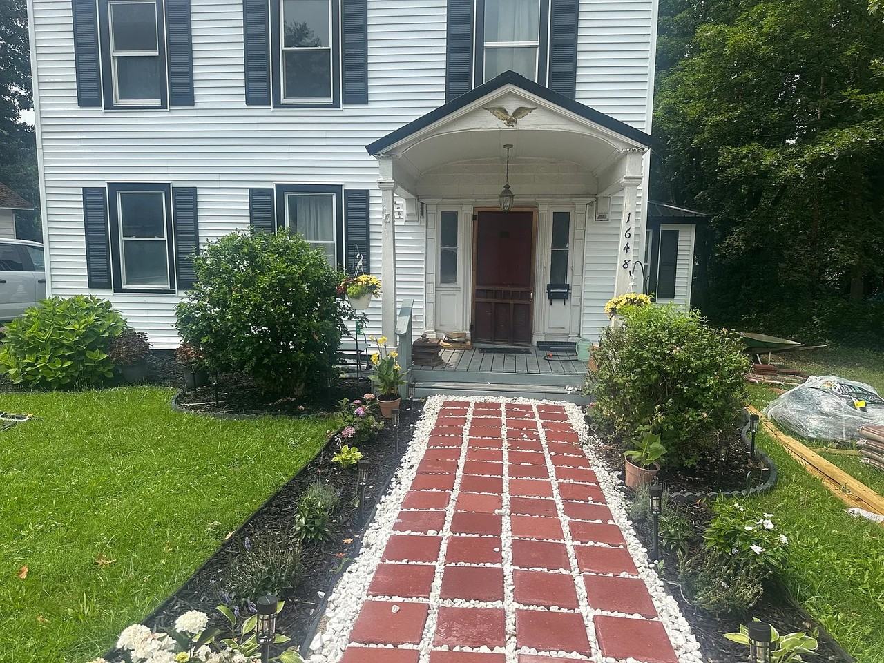 1648 Valley Dr - Photo 2 of 9