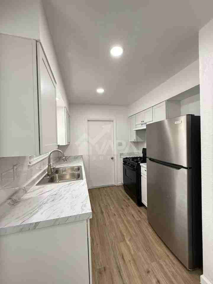 5419 Lake Grove Dr - Photo 5 of 22