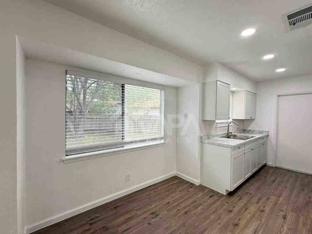 5419 Lake Grove Dr - Photo 7 of 22