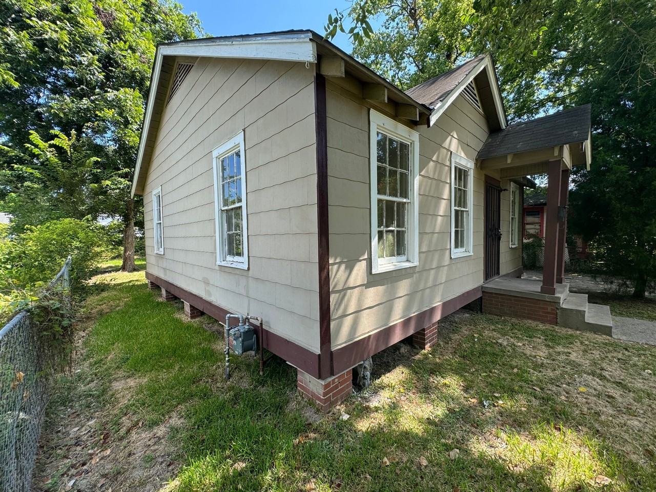 5465 Jefferson Ave - Photo 3 of 10
