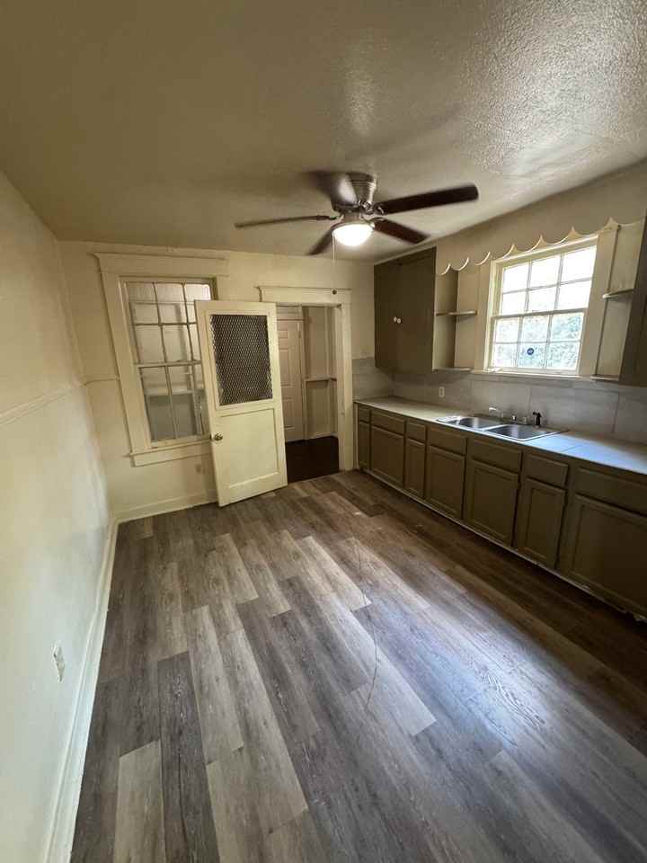 5465 Jefferson Ave - Photo 5 of 10