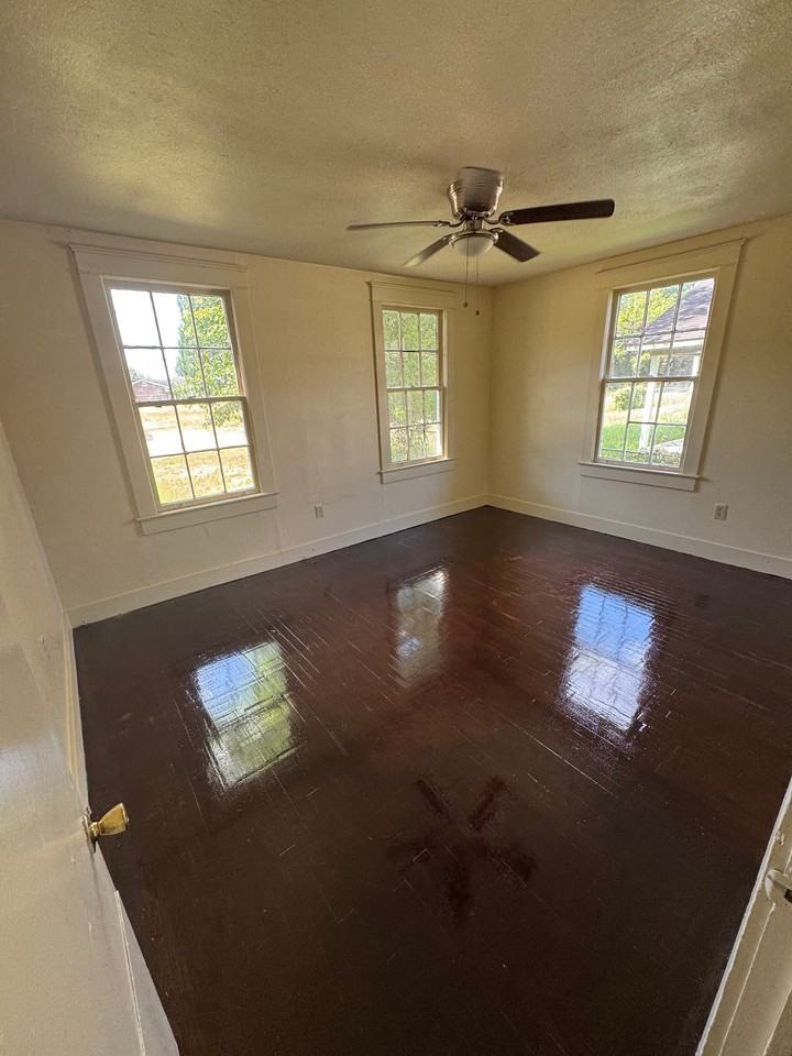 5465 Jefferson Ave - Photo 7 of 10
