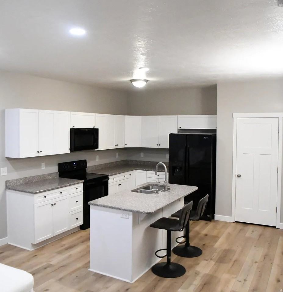 1099 W Emerald Pools Ln - Photo 2 of 18