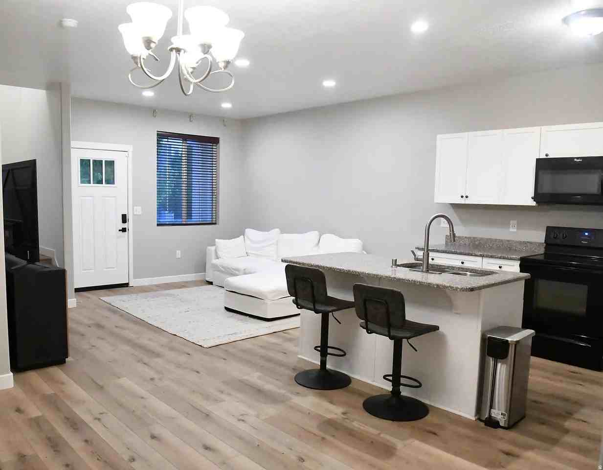 1099 W Emerald Pools Ln - Photo 6 of 18