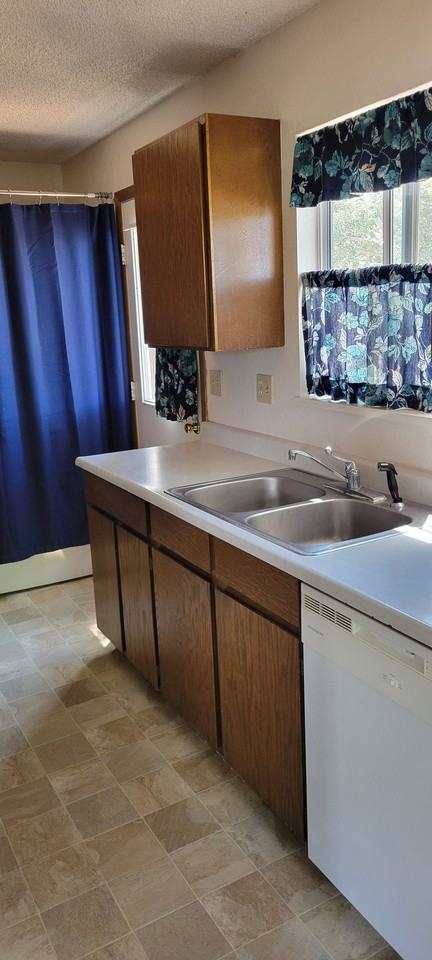 104 E Hotchkiss Ave - Photo 3 of 10