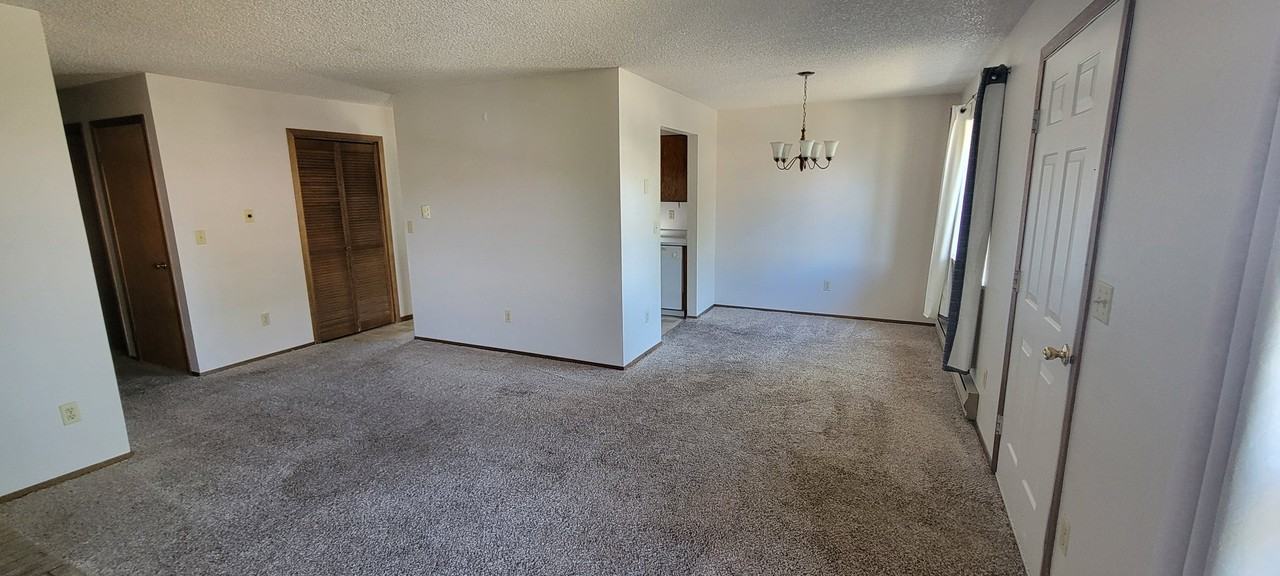 104 E Hotchkiss Ave - Photo 4 of 10