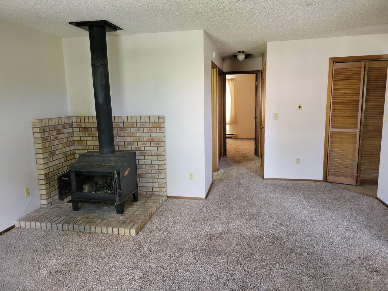 104 E Hotchkiss Ave - Photo 5 of 10