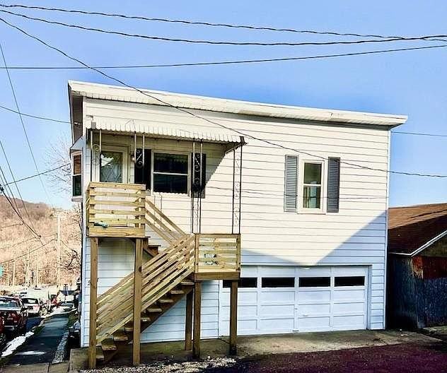 223 Carbon St - Photo 2 of 15