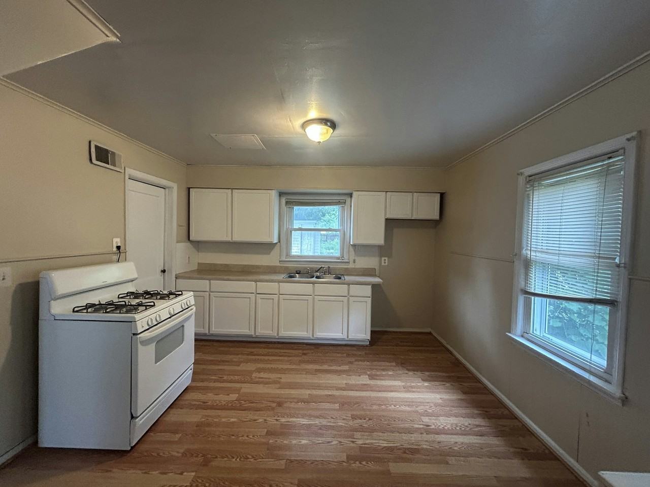 6160 McGuire Street - Photo 7 of 26