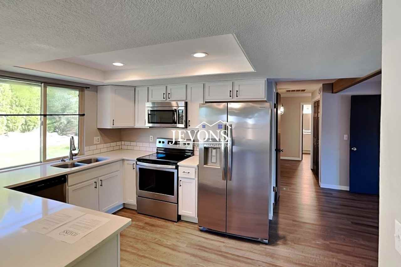 803 S 68th Ave - Photo 3 of 39