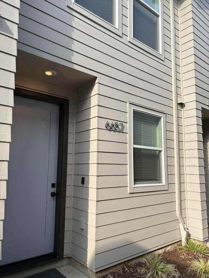 6657 N Fessenden St - Photo 2 of 40