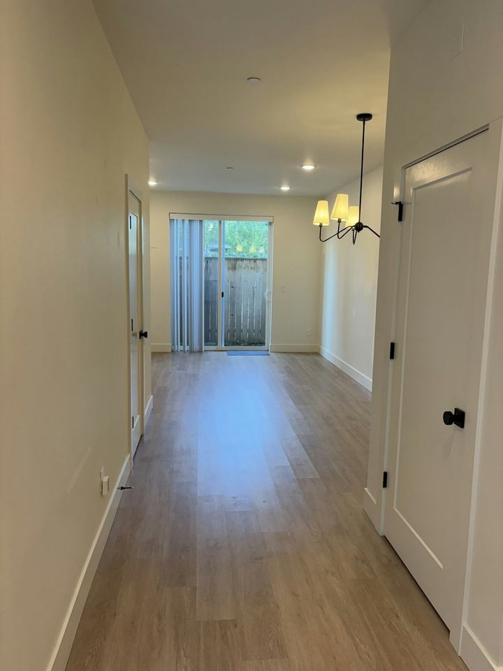 6657 N Fessenden St - Photo 5 of 40
