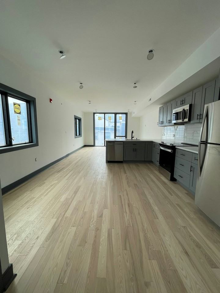 555 North Lawrence Street, Unit 2R - Photo 5 of 15