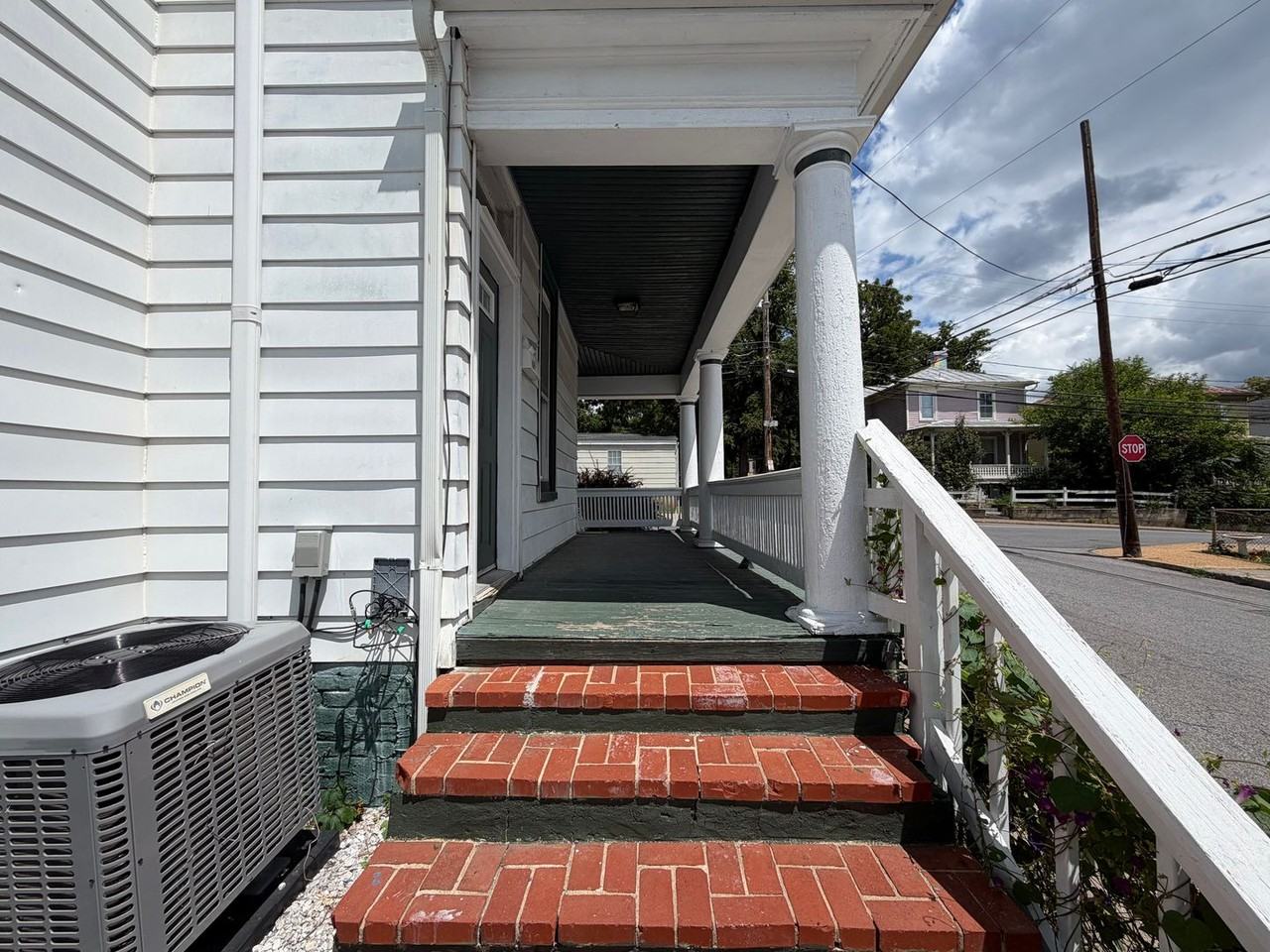702 Nelson St - Photo 3 of 21