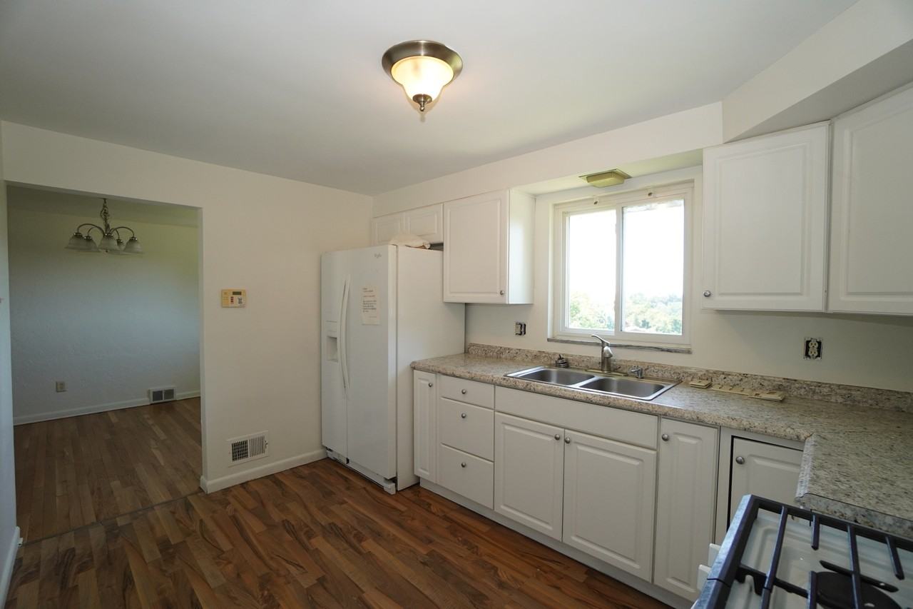 1092 Greentree Rd #1 - Photo 3 of 9