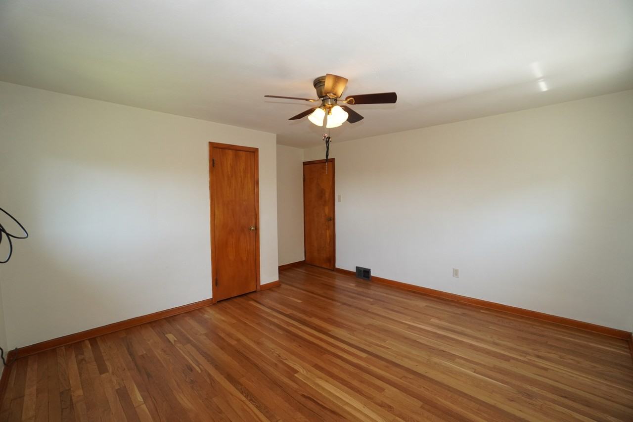 1092 Greentree Rd #1 - Photo 4 of 9