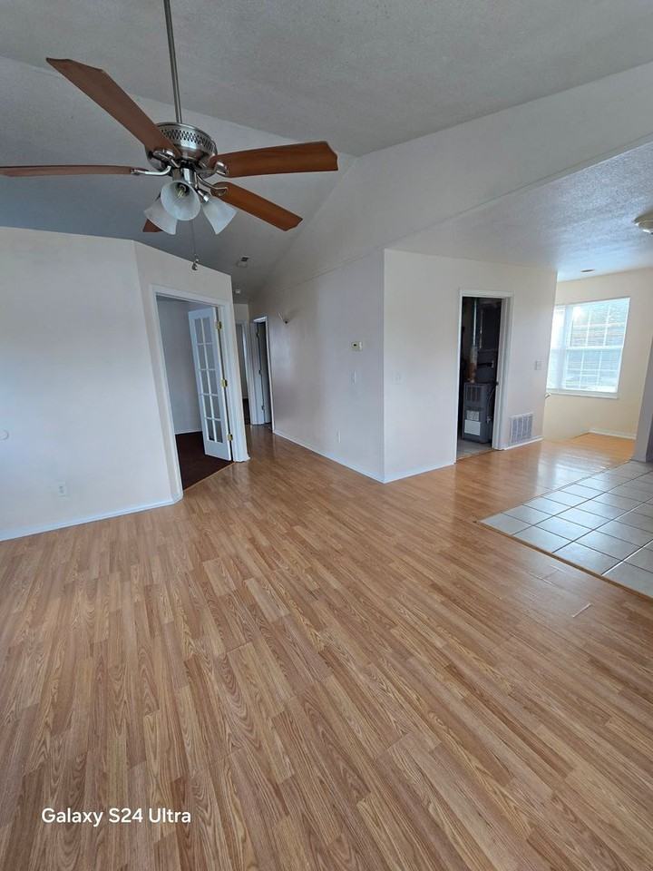 712 Connor St - Photo 4 of 15