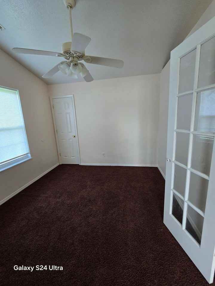 712 Connor St - Photo 5 of 15