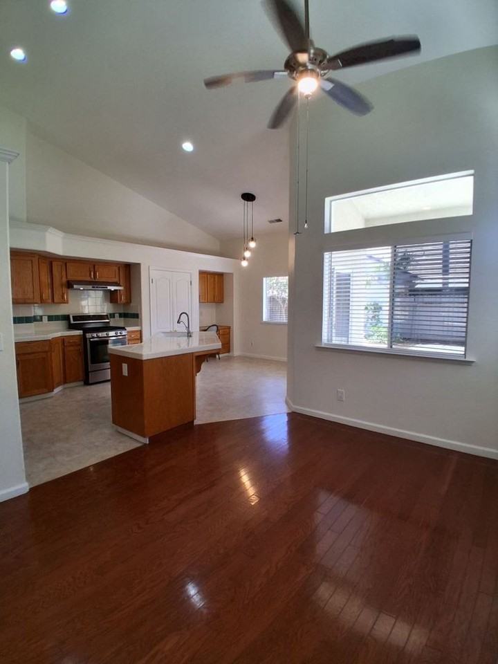 10374 N Sierra Vista Ave - Photo 6 of 29