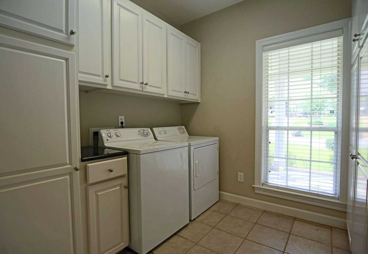 212 North Cir - Photo 4 of 6