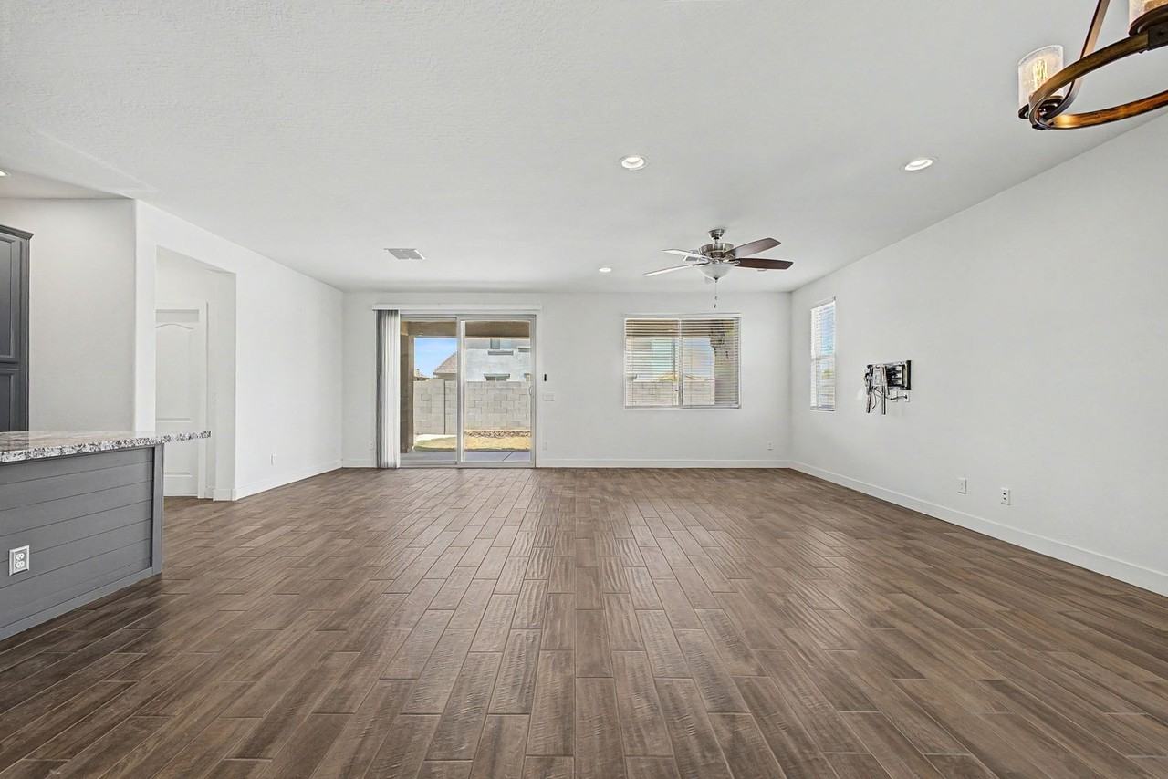 18222 W Via Montoya Dr - Photo 7 of 40