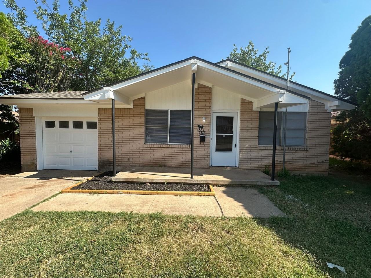 321 W Michael Dr - Photo 2 of 38