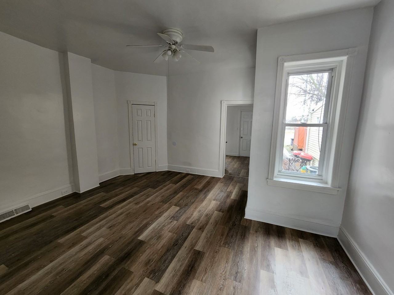 834 E 17th St - Photo 5 of 13