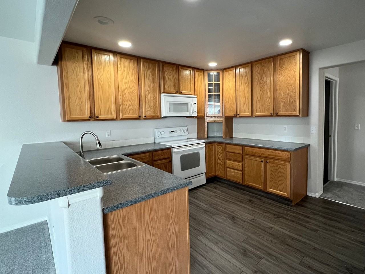 10441 Devonshire St - Photo 7 of 20