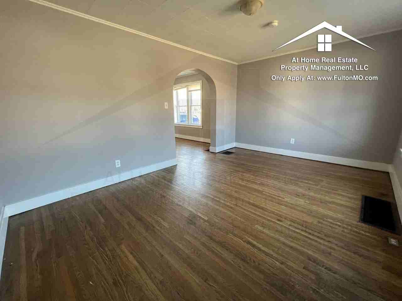837 Nichols St - Photo 4 of 24