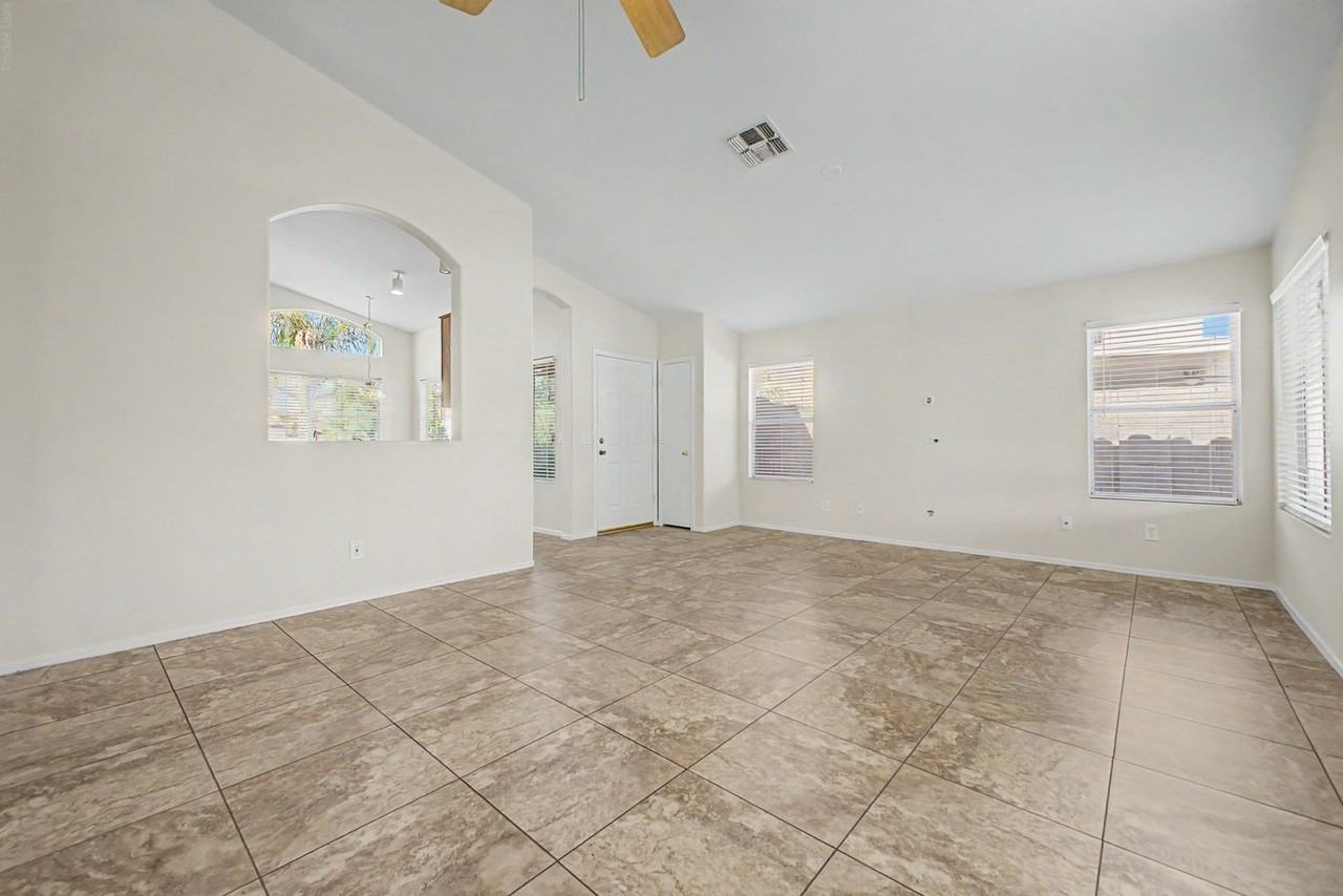7435 W Louise Dr - Photo 4 of 28