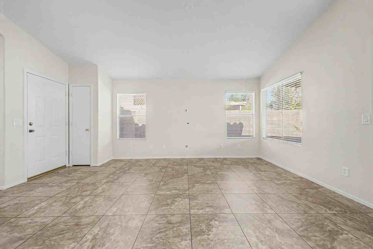 7435 W Louise Dr - Photo 5 of 28