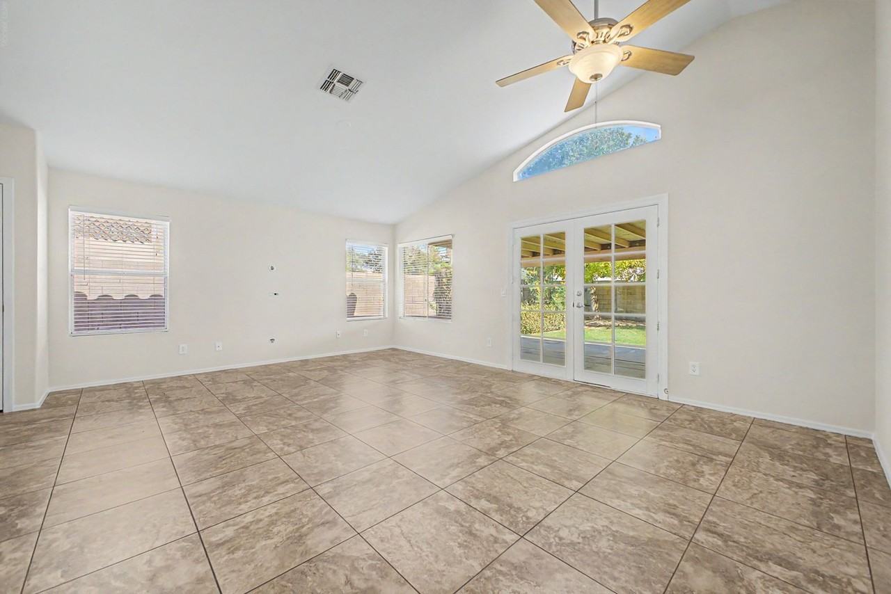 7435 W Louise Dr - Photo 6 of 28
