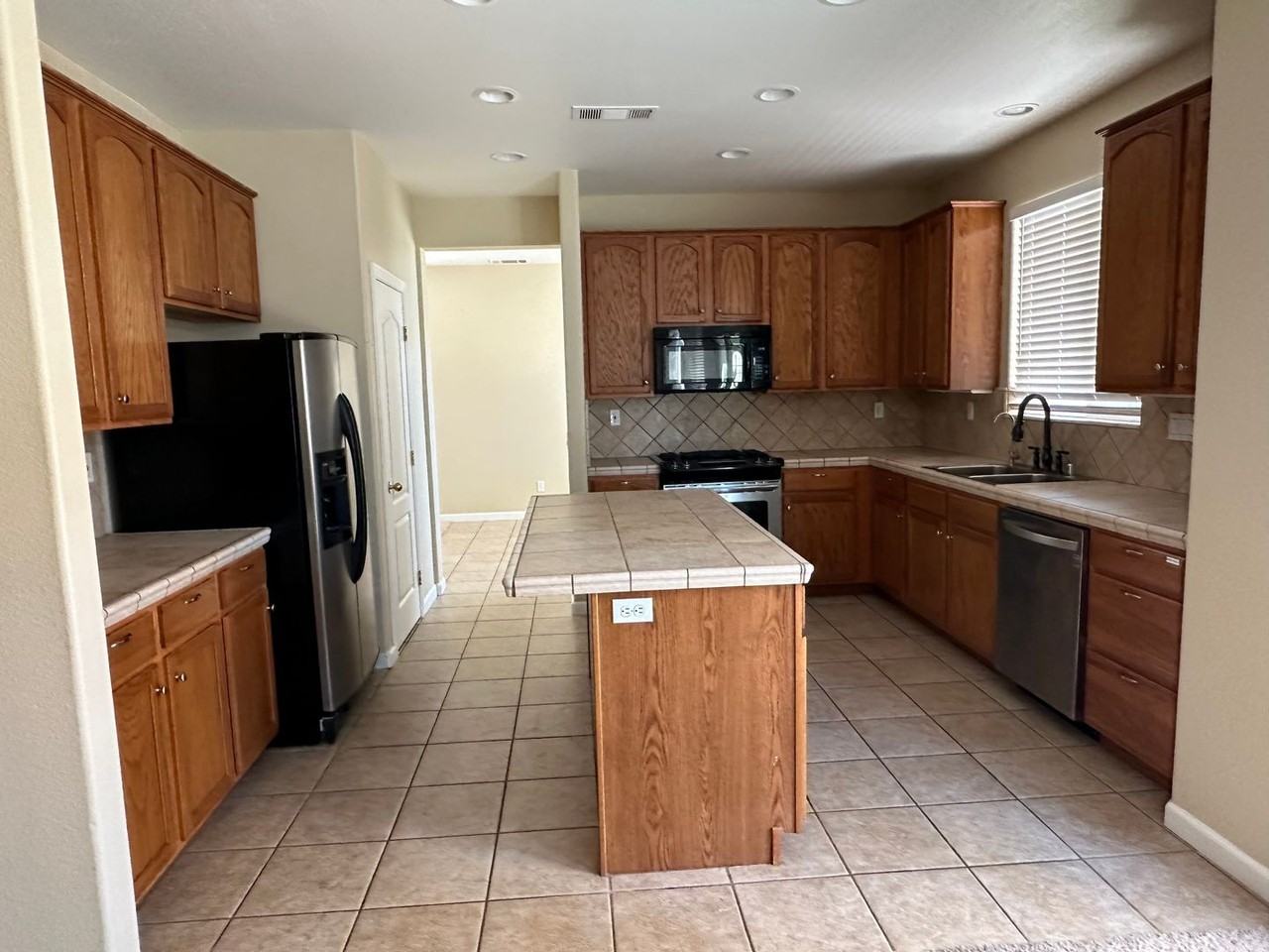 746 Jersey Ct - Photo 3 of 24
