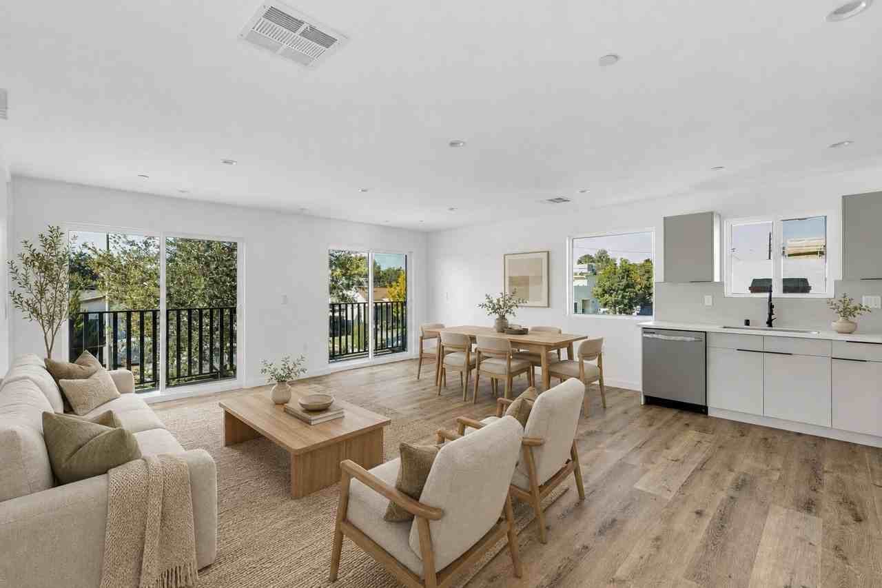 Best Priced Luxury 4 & 5 Bed Townhomes in Mid - Photo 3 of 3