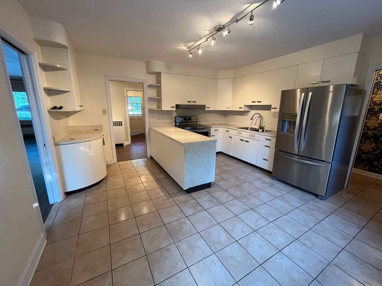 3323 Lakeshore Dr - Photo 2 of 9
