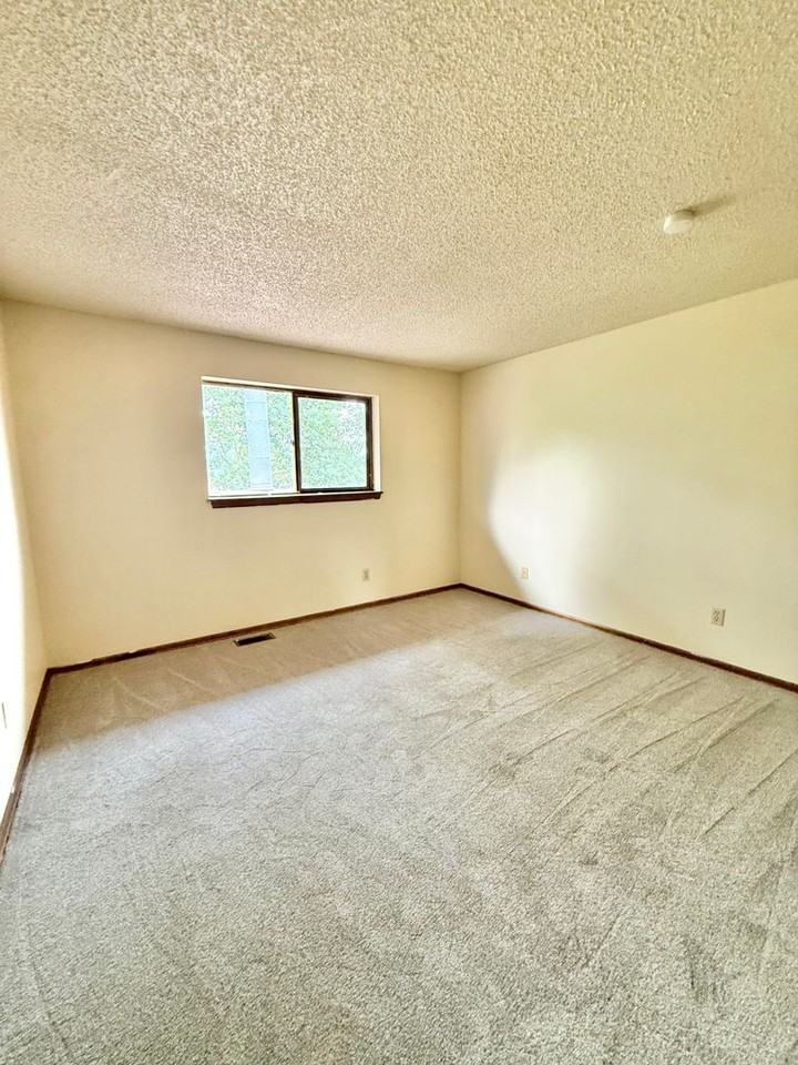 499 Forest Edge Cir - Photo 6 of 10