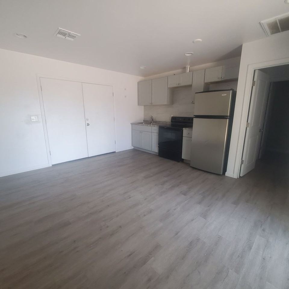 2707 E Moreland St - Photo 3 of 16