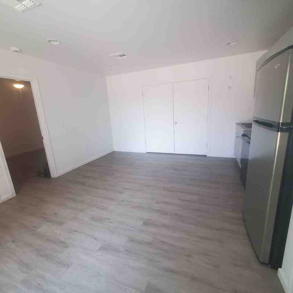 2707 E Moreland St - Photo 5 of 16