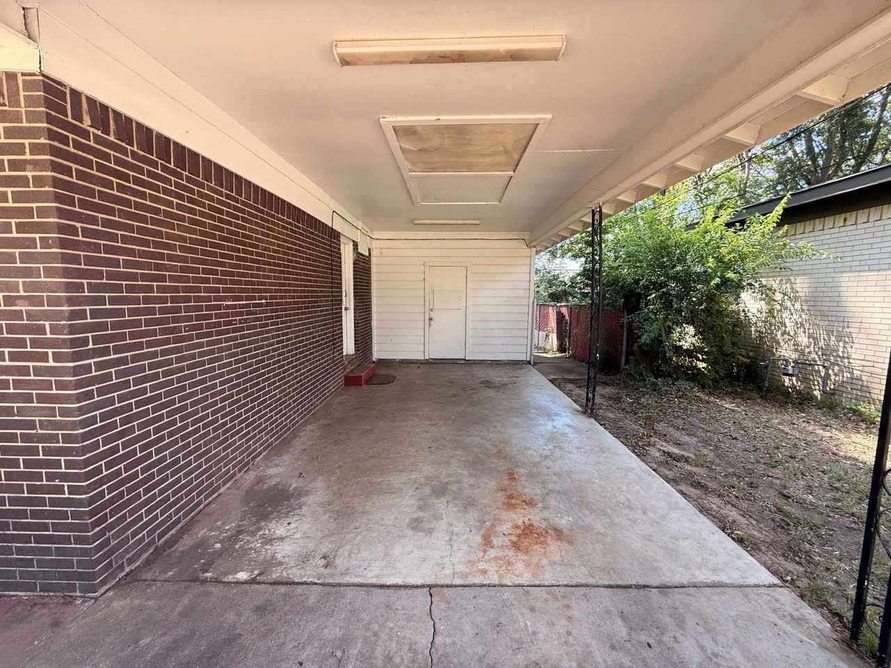 810 Glencrest Ln - Photo 3 of 31