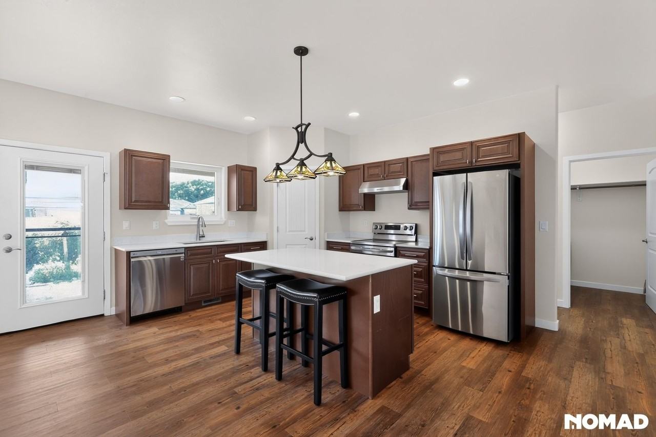 910 Pilot Knob Ave - Photo 2 of 41