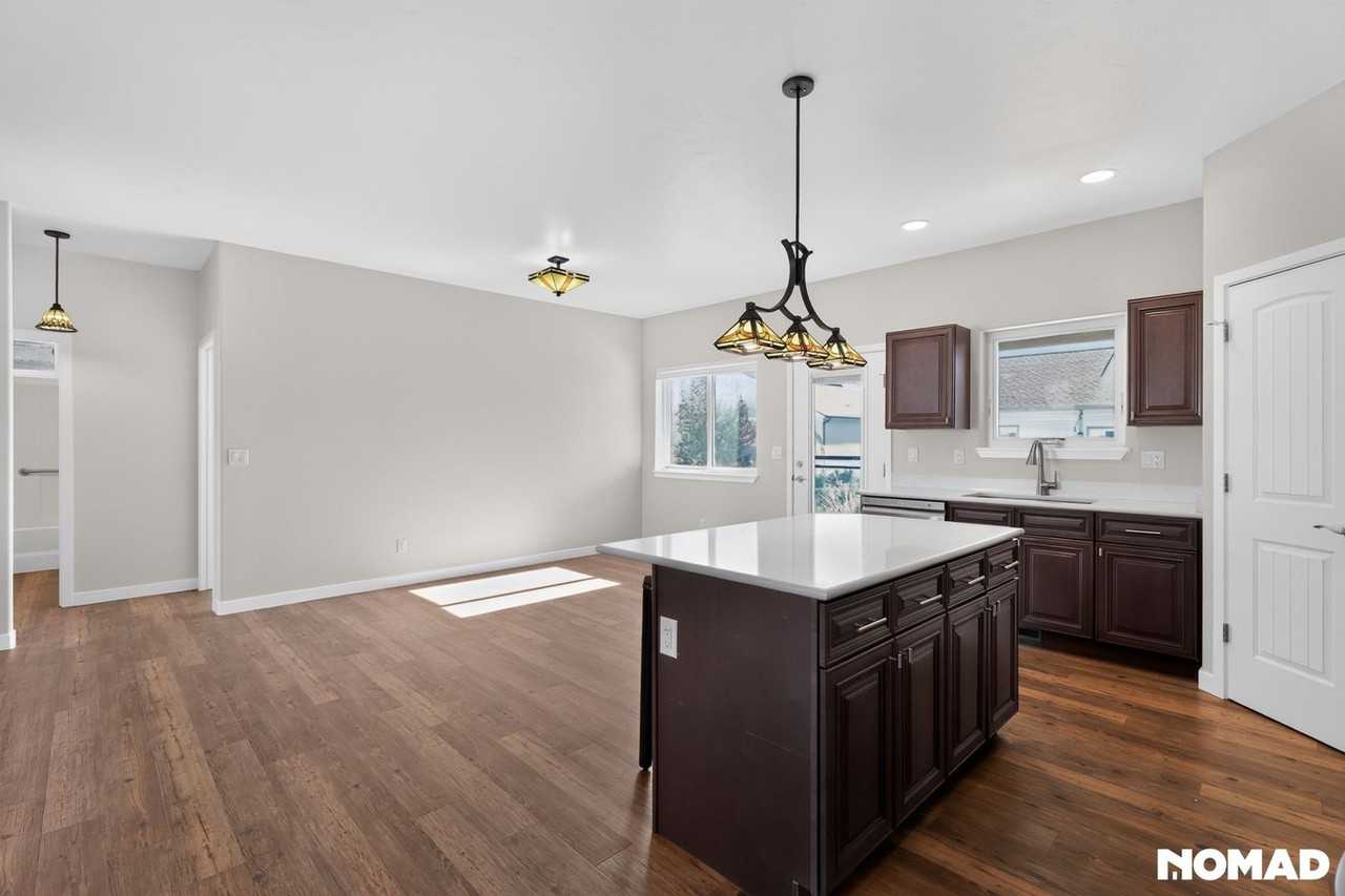 910 Pilot Knob Ave - Photo 3 of 41