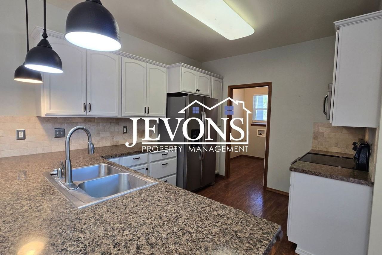 1406 S 79th Ave - Photo 3 of 22